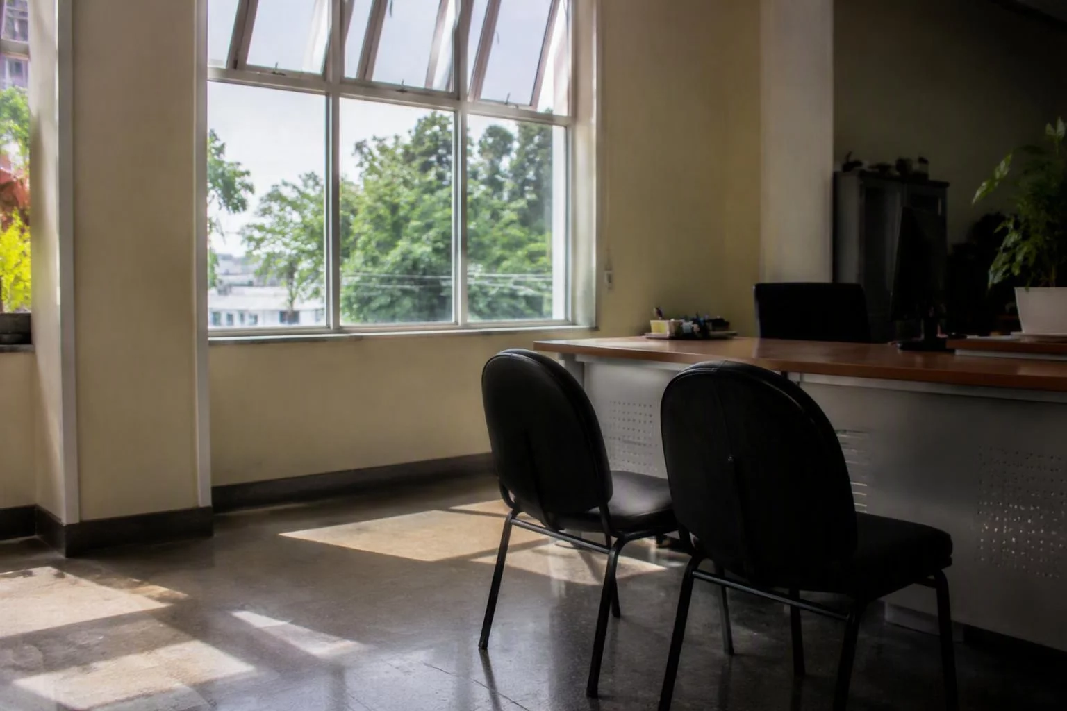 Janela do escritório com a mesa de atendimento ao lado